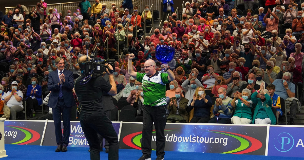 Les Gillett lifts the 2022 World Open Singles Trophy